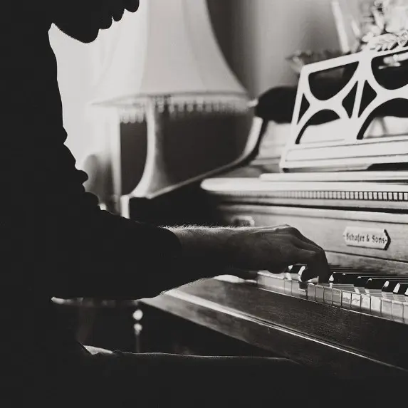 musico tocando piano en blanco y negro
